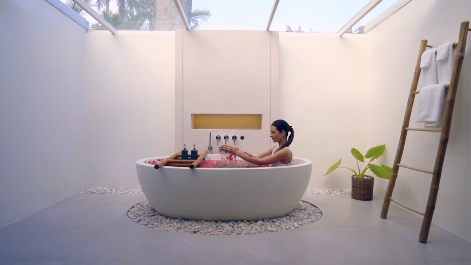 The flower bath under the skylight